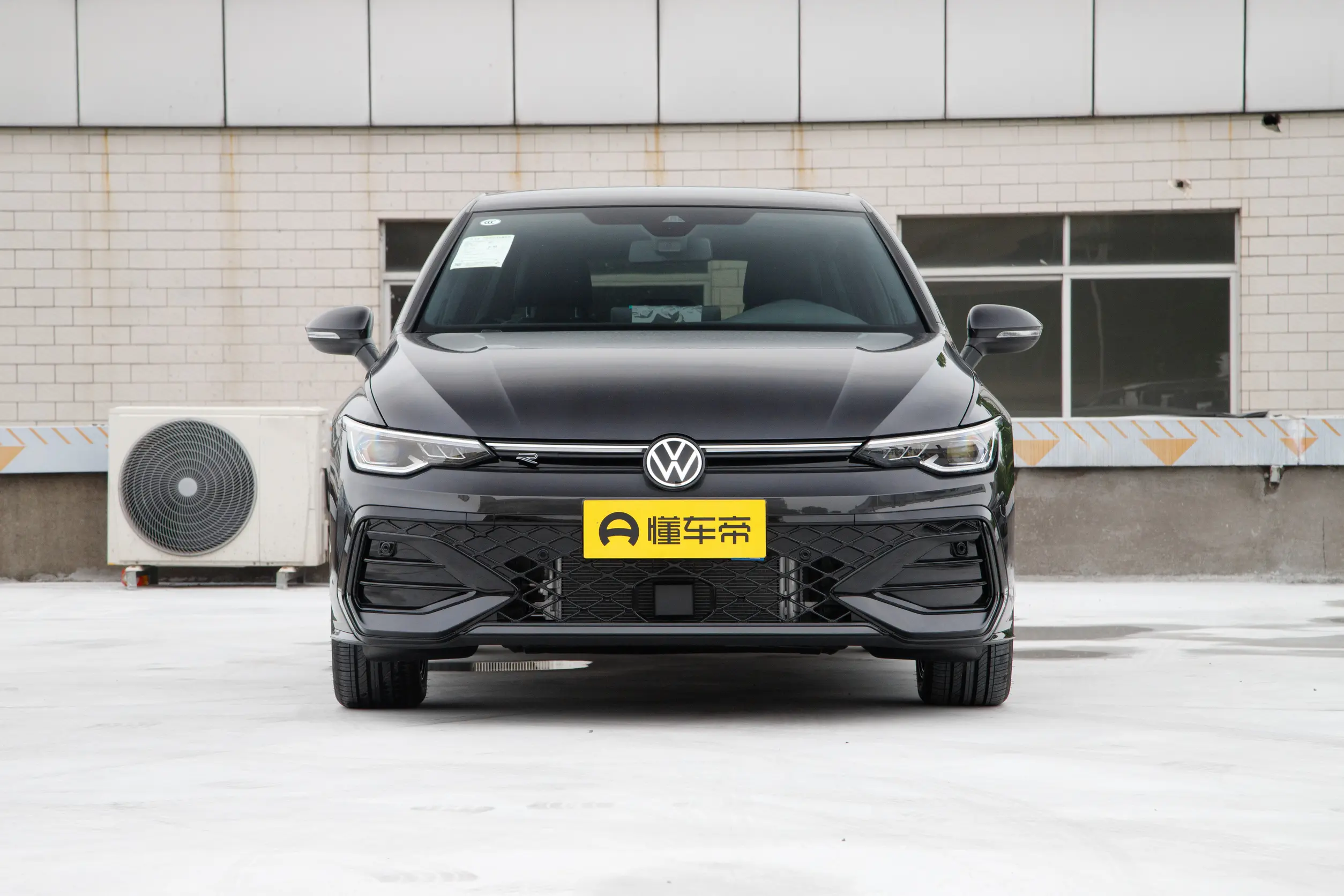 VOLKSWAGEN GOLF 8 300TSI R-line — 2