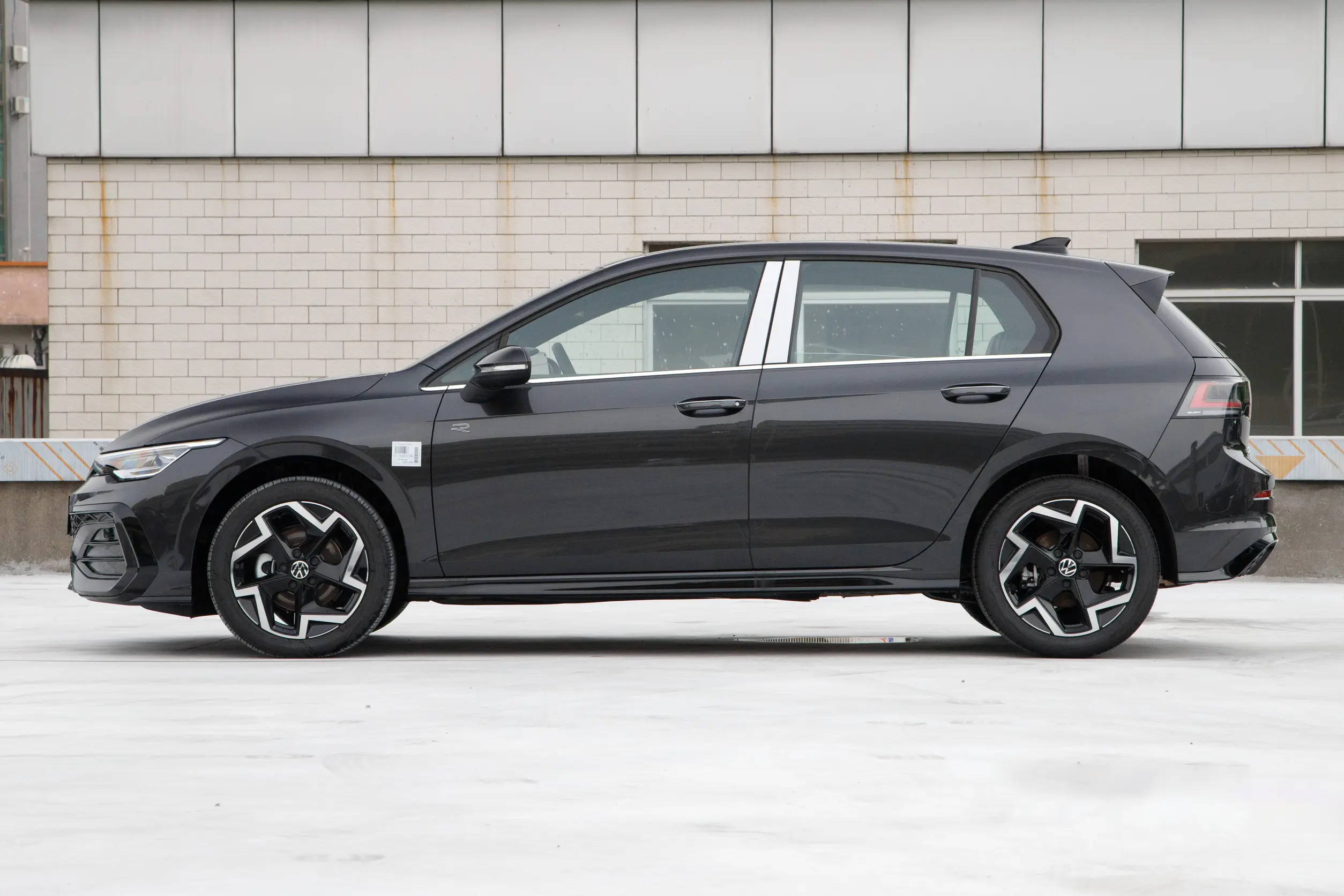 VOLKSWAGEN GOLF 8 300TSI R-line — 3