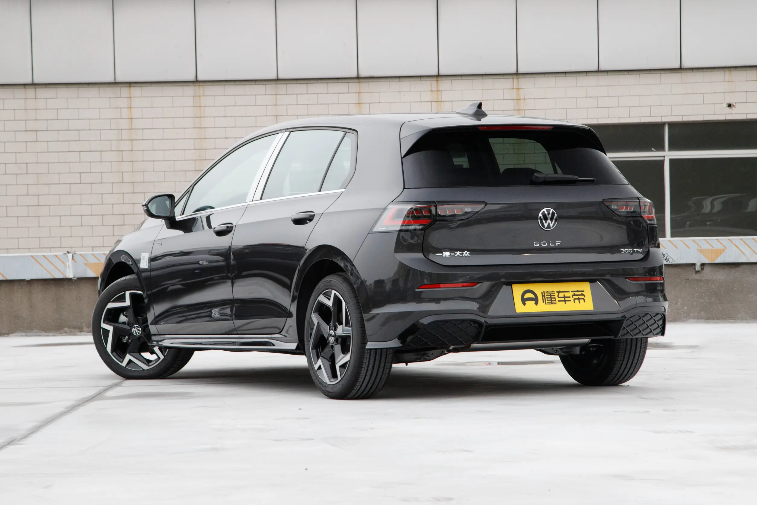 VOLKSWAGEN GOLF 8 300TSI R-line — 4