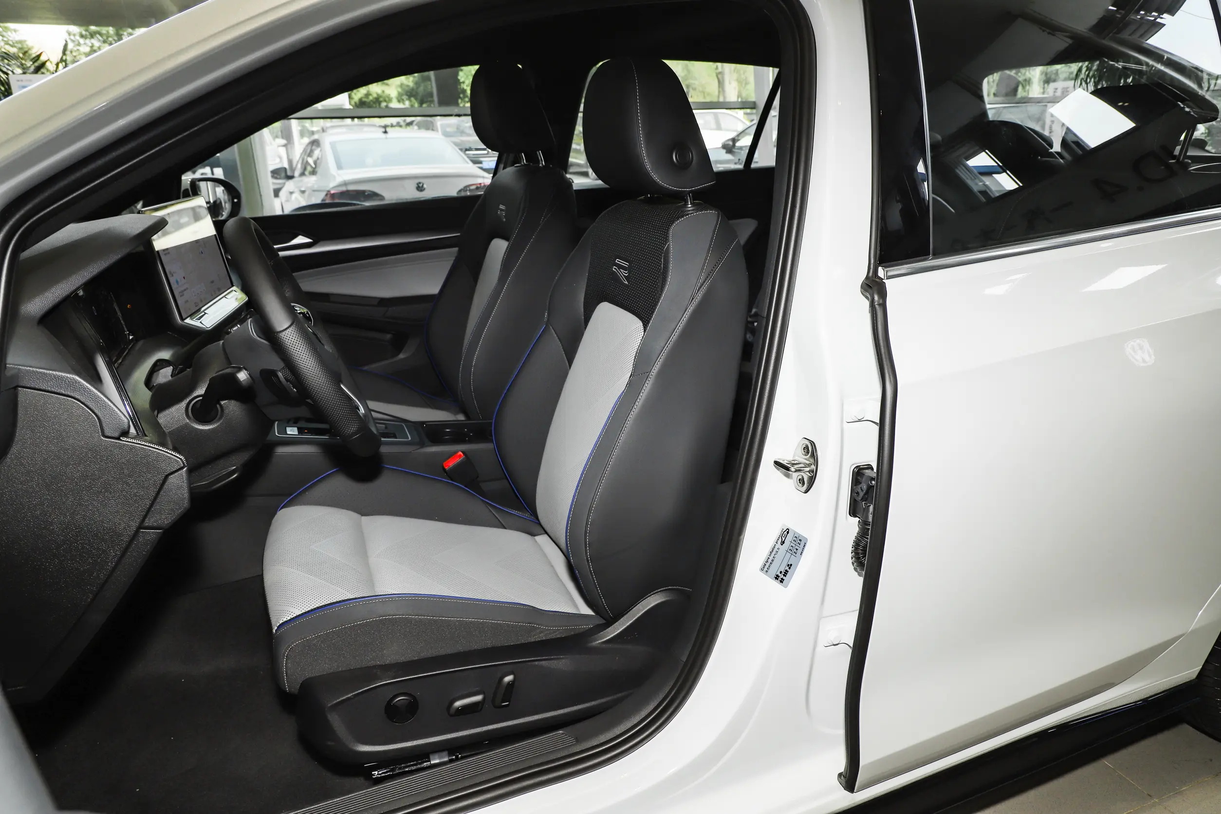 VOLKSWAGEN GOLF 8 300TSI R-line — 6