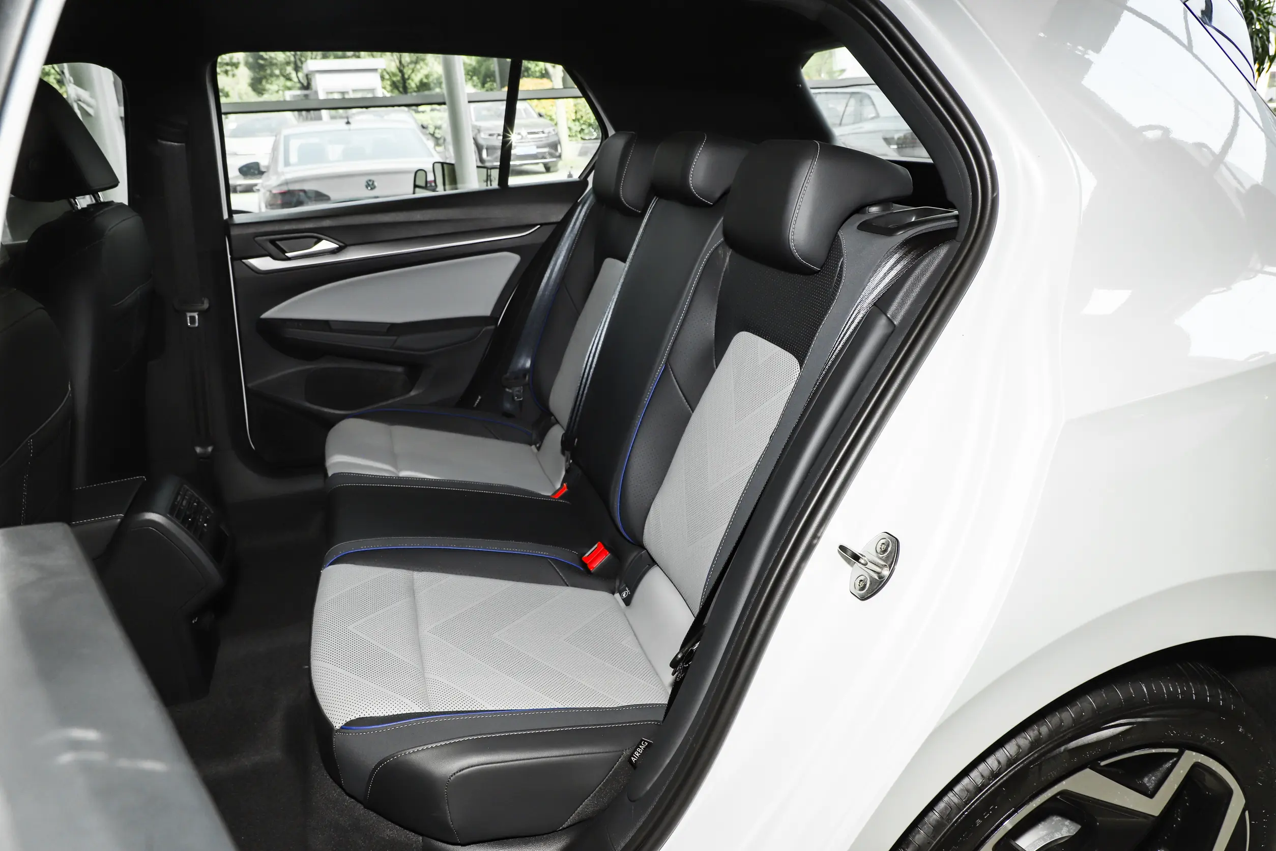VOLKSWAGEN GOLF 8 300TSI R-line — 7