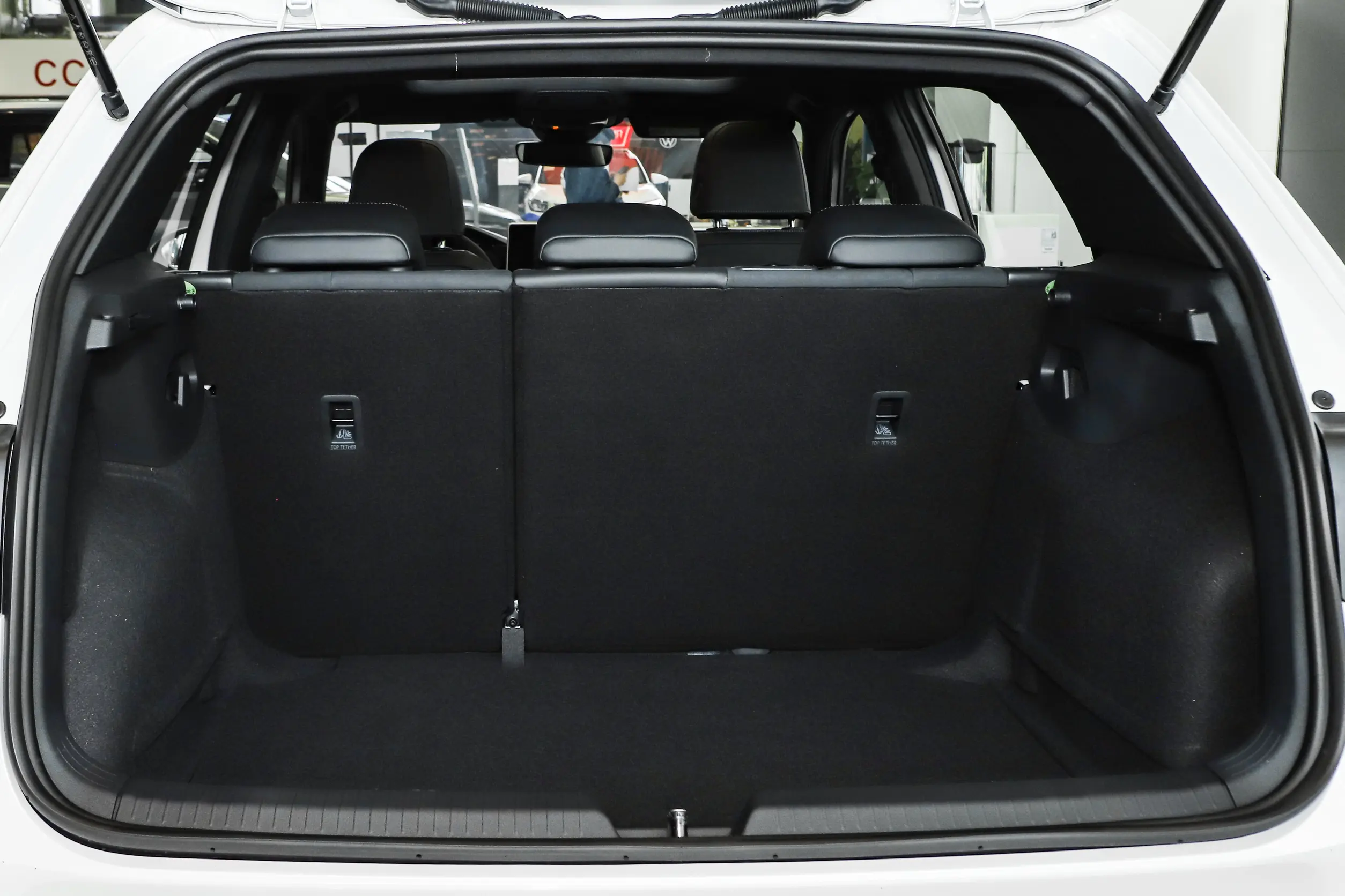 VOLKSWAGEN GOLF 8 300TSI R-line — 9