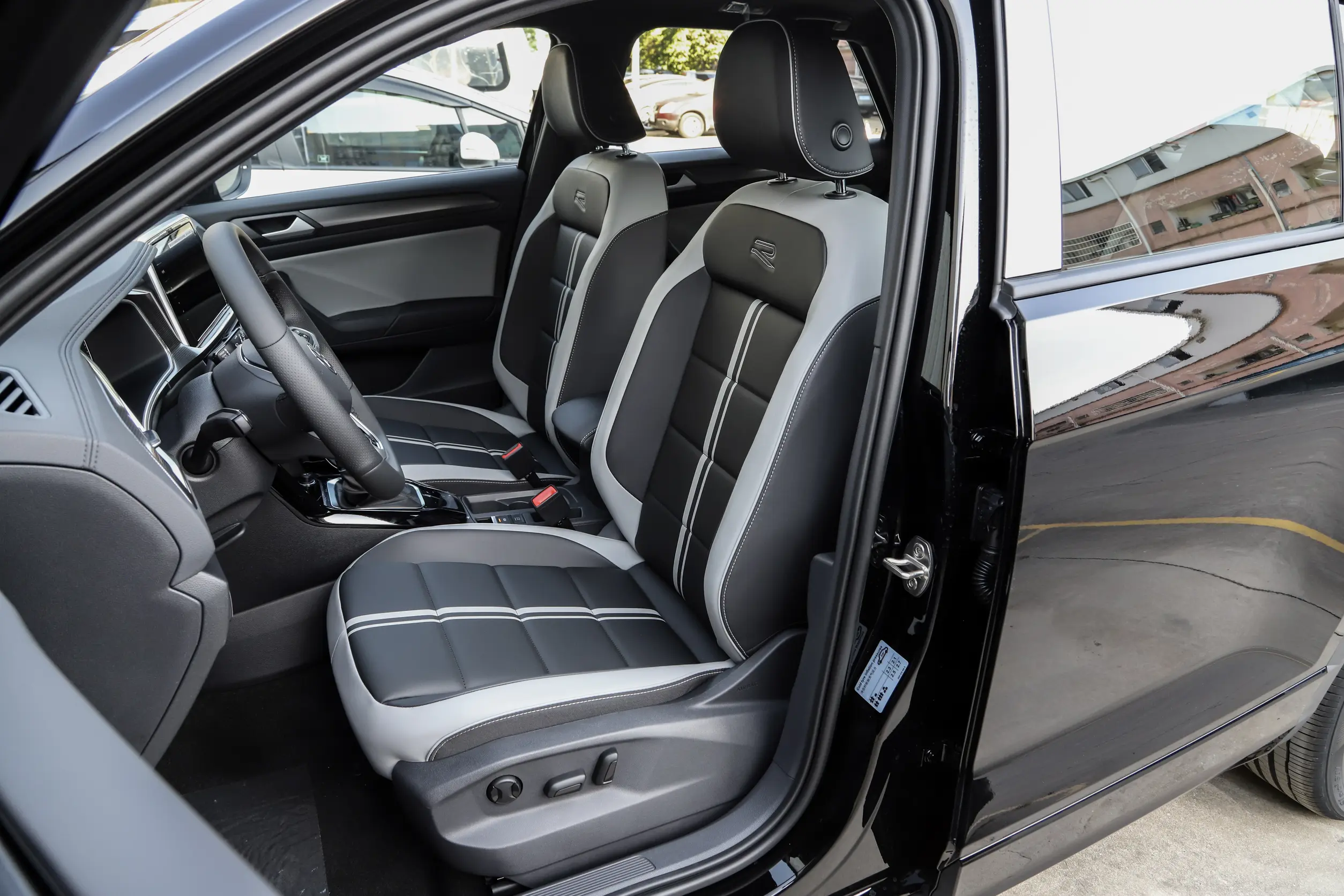 VOLKSWAGEN T-ROC Starlight Edition — 6