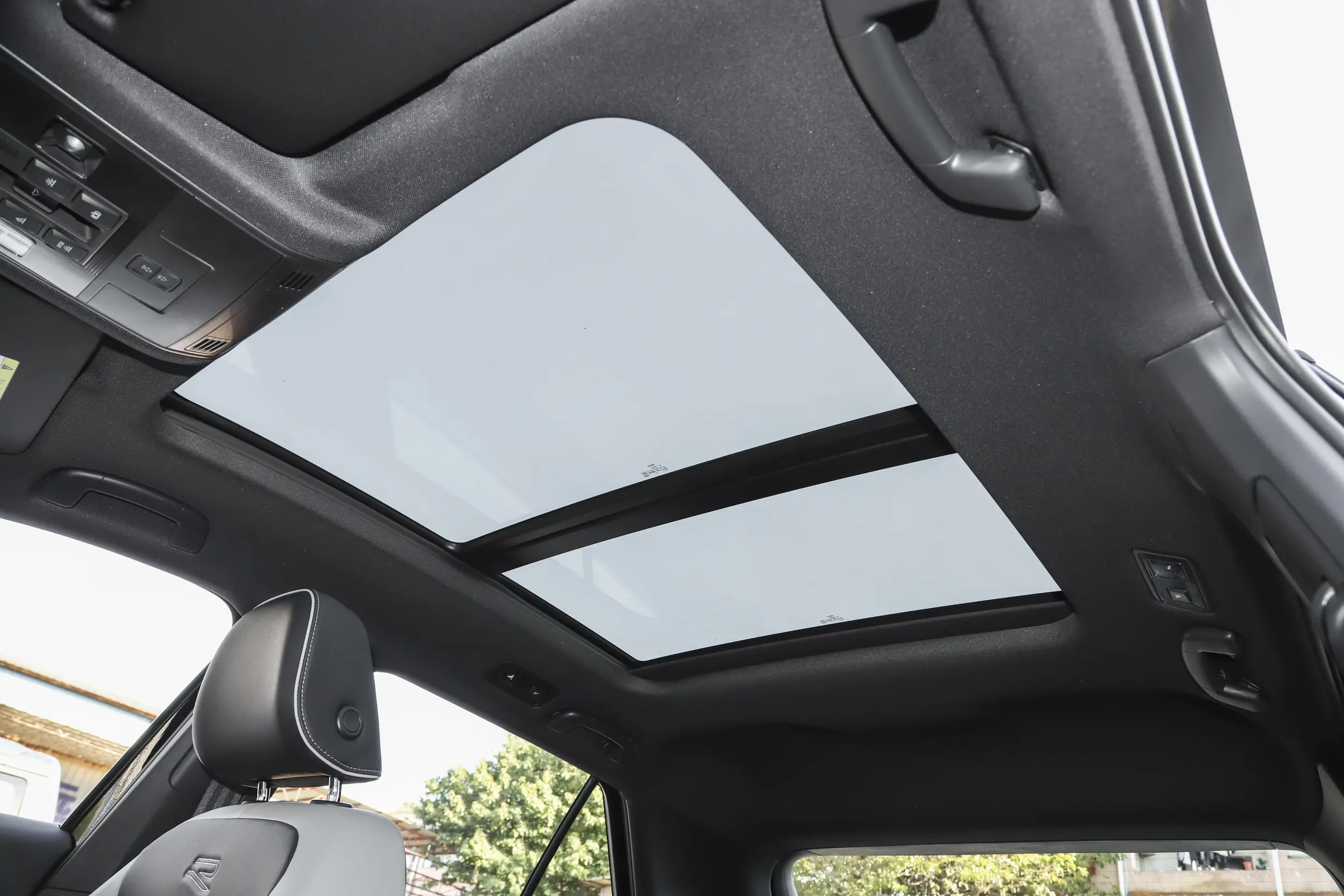 VOLKSWAGEN T-ROC Starlight Edition — 8