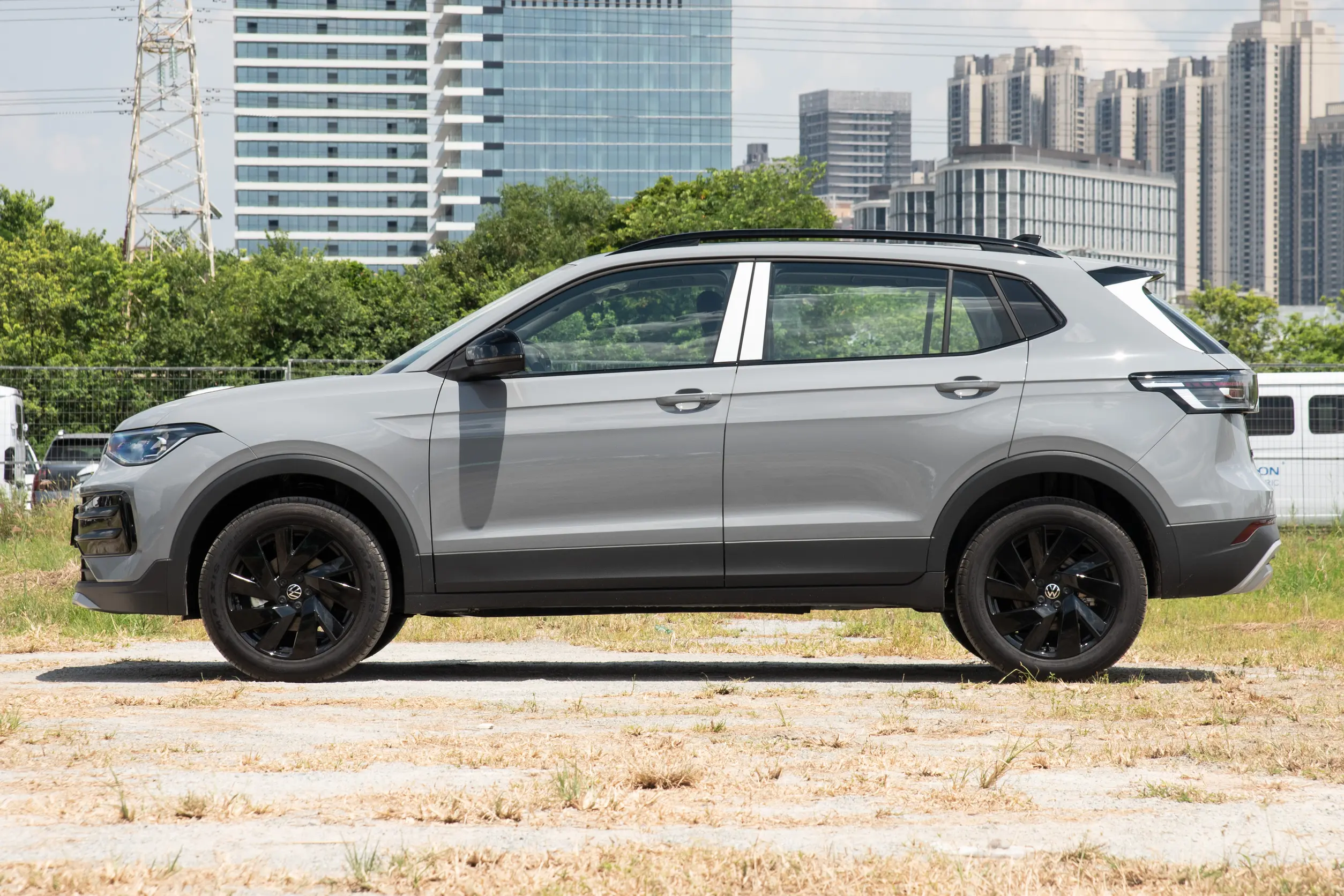 VOLKSWAGEN THARU XR New Edge 300TSI Premium Edition — 3