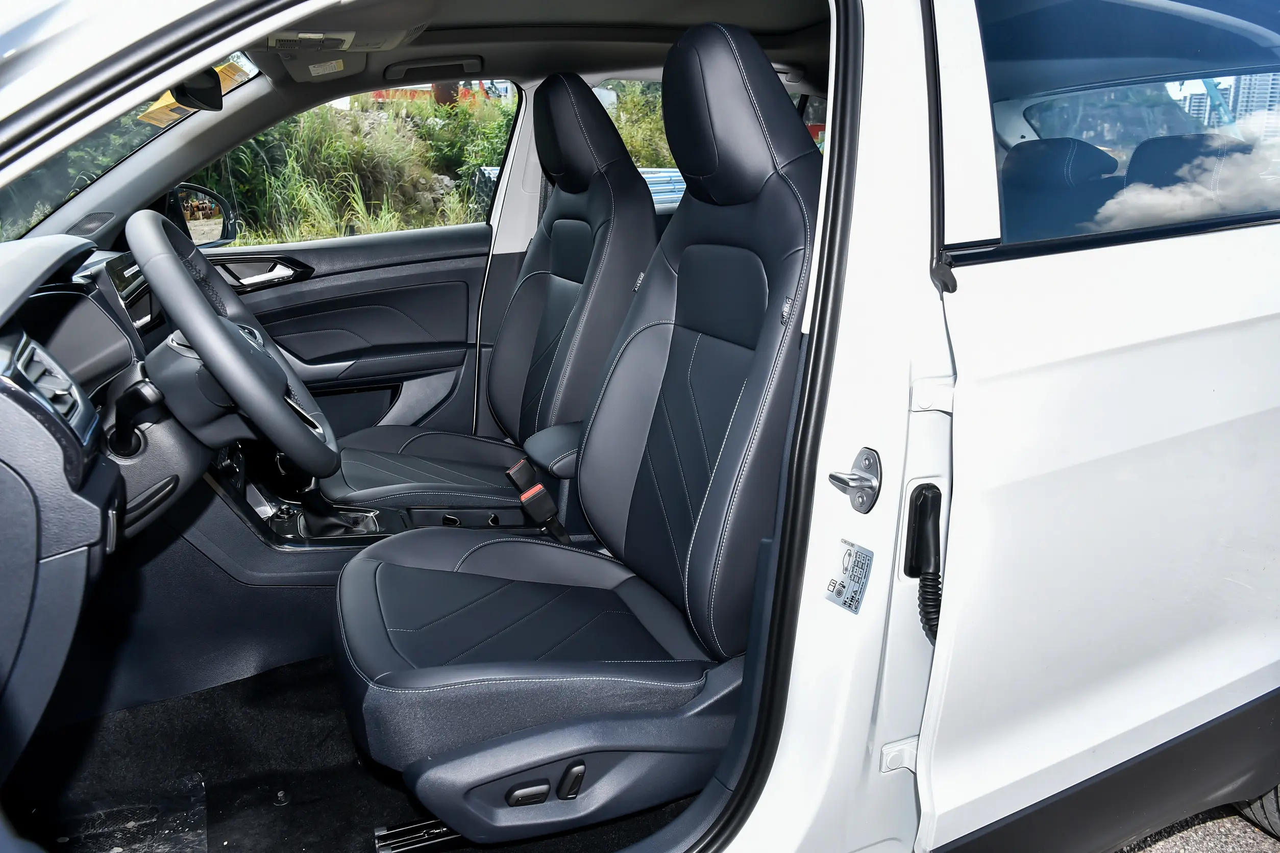 VOLKSWAGEN THARU XR New Edge 300TSI Premium Edition — 6